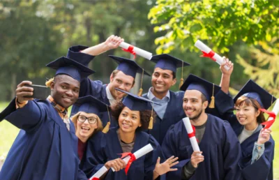 Estudantes bem sucedidos que celebram as taxas de retenção de estudantes e de conclusão de cursos