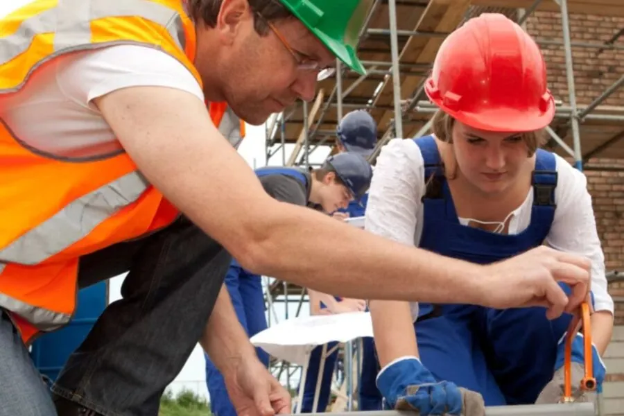 Apprendistato per studenti di costruzione in cantiere per la gestione dell'accreditamento professionale fuori dal campus.