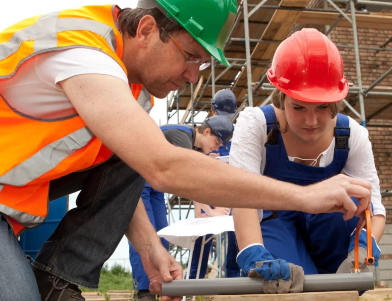 Apprendistato per studenti di costruzione in cantiere per la gestione dell'accreditamento professionale fuori dal campus.