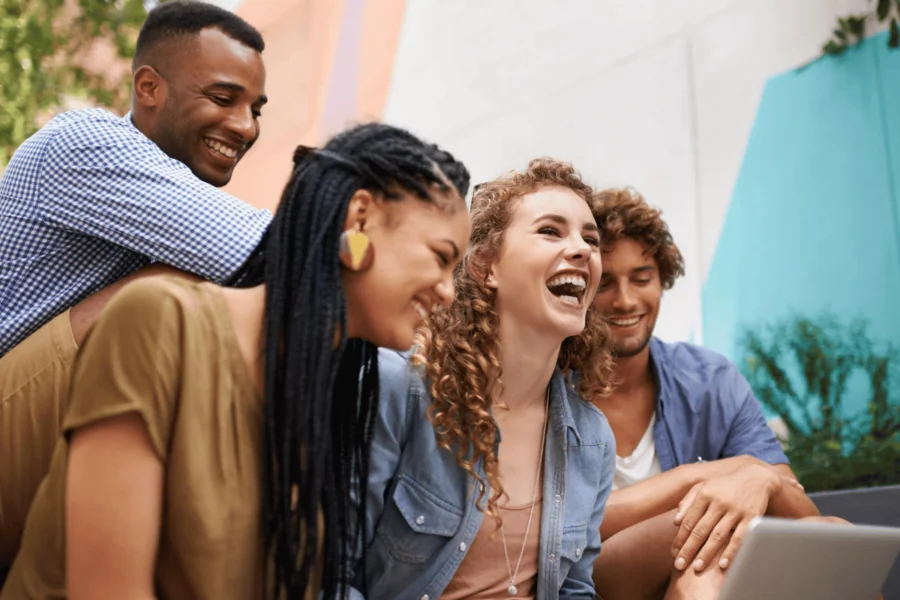 Estudantes felizes num campus sustentável e sem emissões líquidas