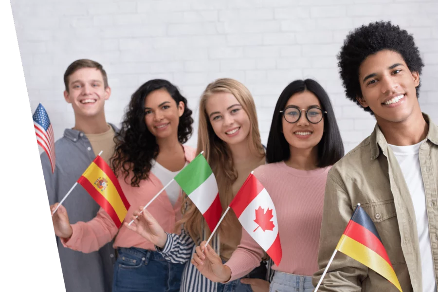 Internationale Studenten, die ein Studentenvisum benötigen, halten ihre Landesflagge