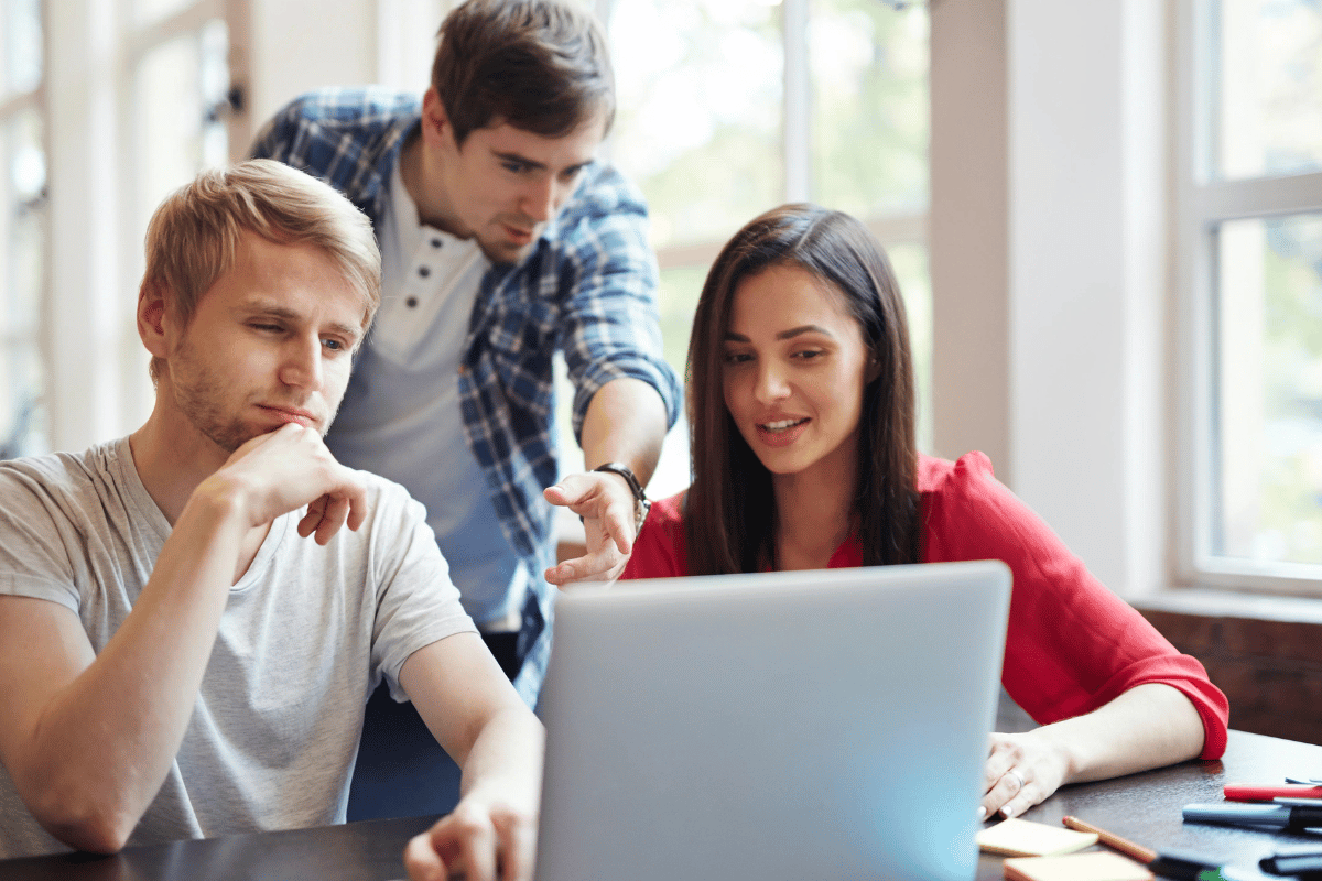 Grupo de estudiantes navegando por la página web de UCAS.