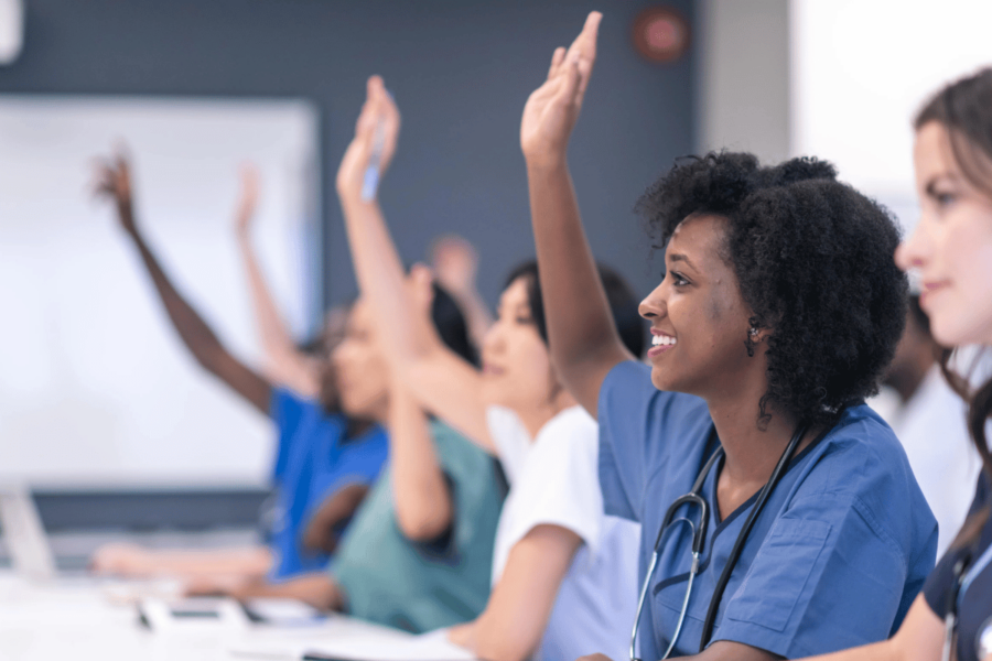 Studente di medicina junior impegnato in classe.