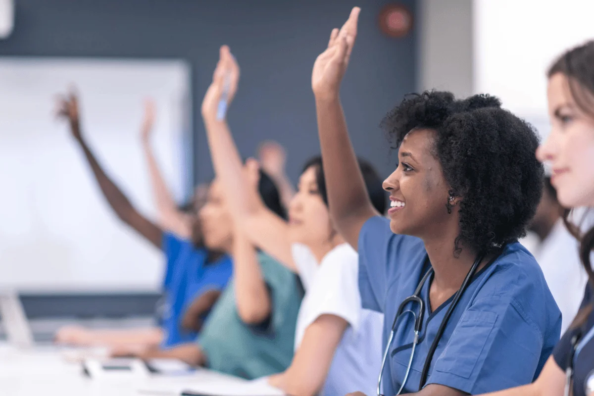 Estudiante de doctorado junior participando en clase.