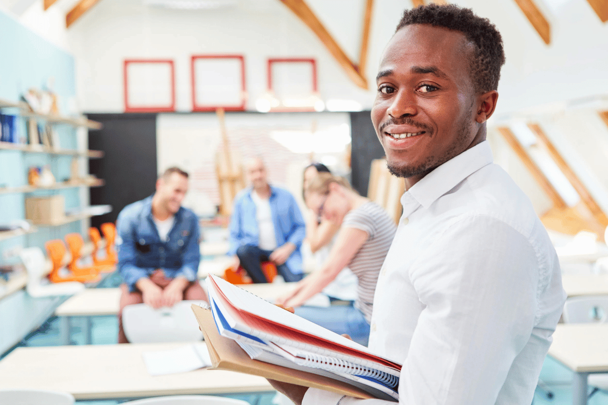 Studente apprendista fuori dal campus in un programma di apprendimento integrato nel lavoro