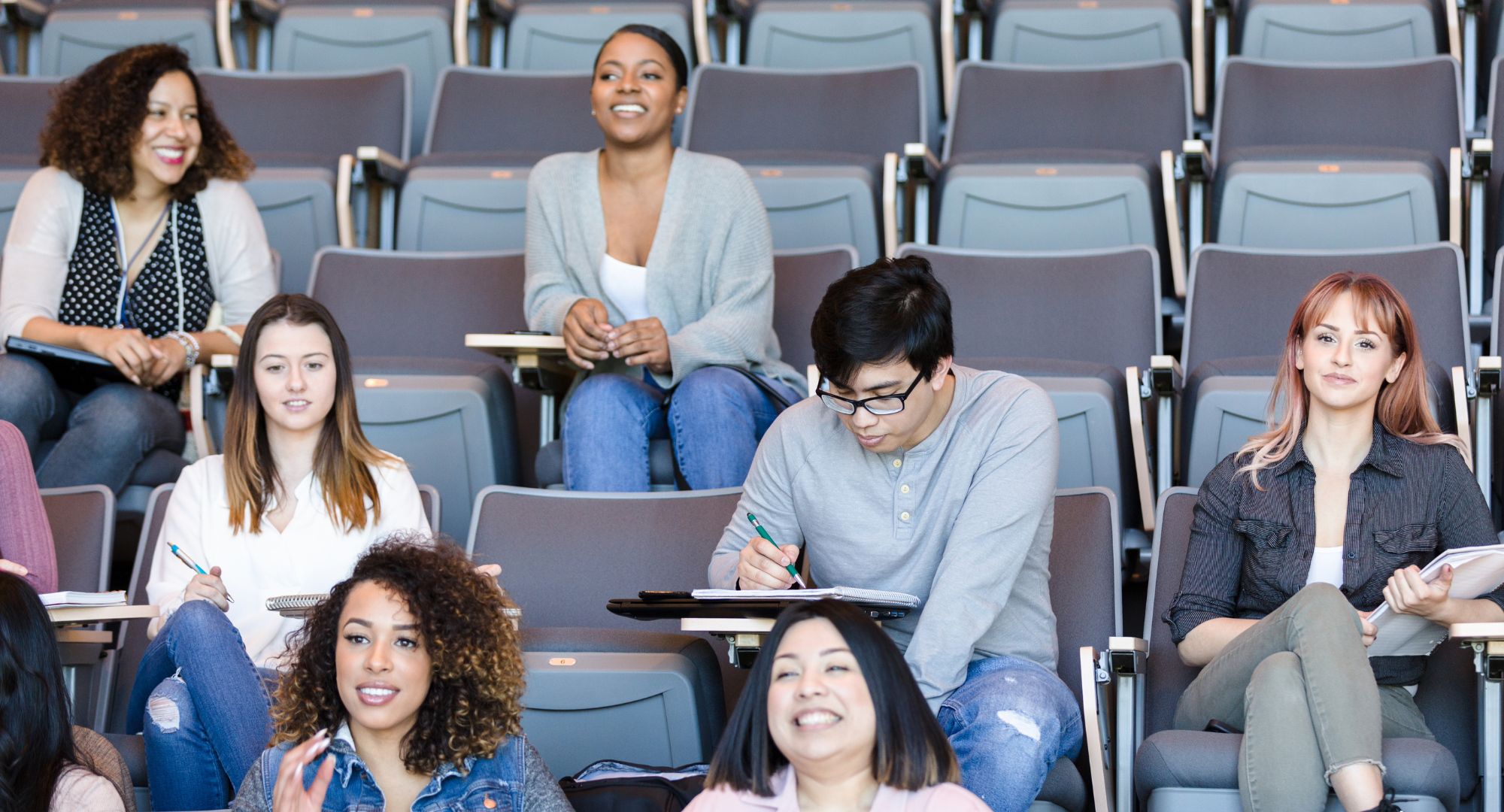 Estudiantes de enseñanza superior en una conferencia.