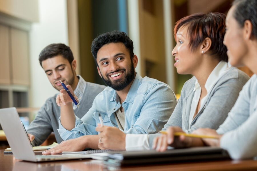 Studenti felici nel campus che comunicano tra loro.