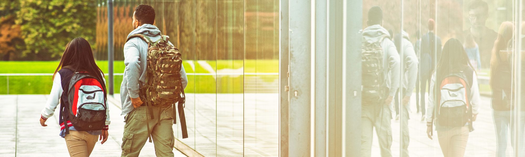 Deux étudiants se promenant sur le campus