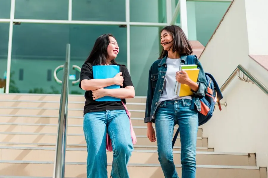 Vantaggi della tecnologia educativa per il successo degli studenti, come l'analisi dell'apprendimento e il software di gestione dei casi.